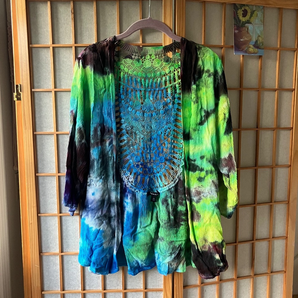 Torrid HAND DYED Tie Dye Size 00/M-L Rayon Open Front Kimono Wrap Lace Back OOAK